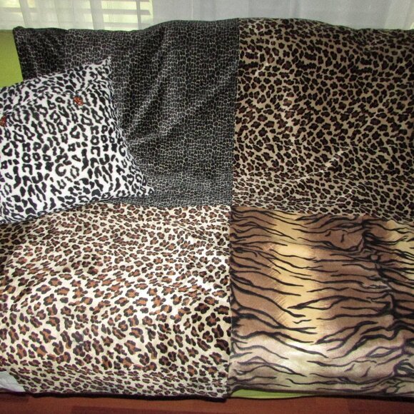 Textured Animal Print Bedspread Coverlet + Accent Pillow Cover - King Size - Picture 2 of 15
